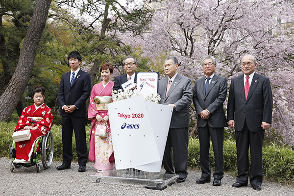 東京2020大会ゴールドパートナー発表会見時。左から4番目が尾山社長（当時）、5番目が森2020大会組織委員会会長（当時）（2015年）