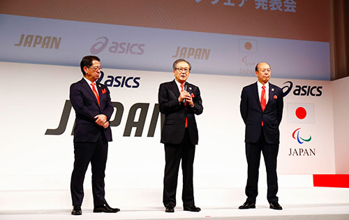 東京2020オリンピック・パラリンピック競技大会日本選手団オフィシャルスポーツウェア発表会。中央が尾山会長、右が本人（2020年2月）