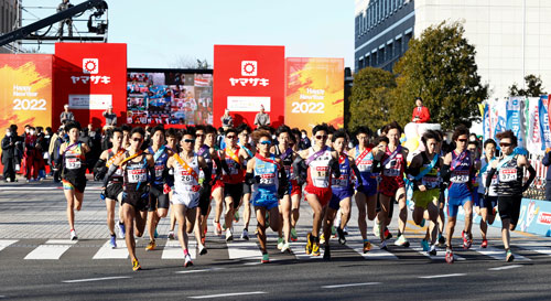 ニューイヤー駅伝2022のスタート風景