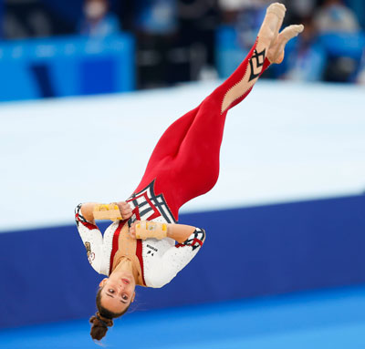 東京2020オリンピック体操でユニタードを着用し演技するドイツの女子選手