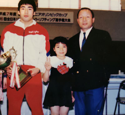 次兄の三宅敏博氏（左）が出場した大会で（1995年）