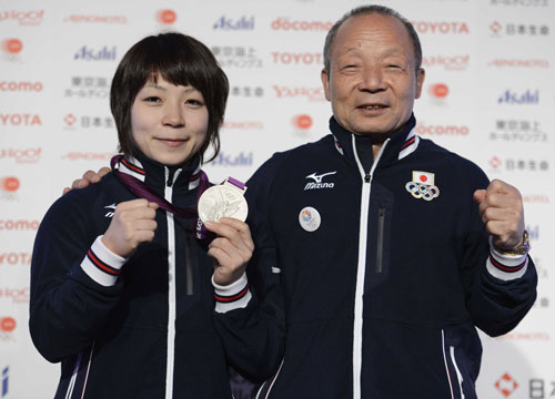 銀メダルを手にする本人（左）とコーチを務めた父・義行氏（2012年ロンドンオリンピック）