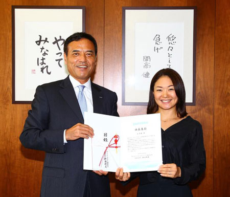 所属しているサントリーから社長賞を受賞(左はサントリー新浪社長)