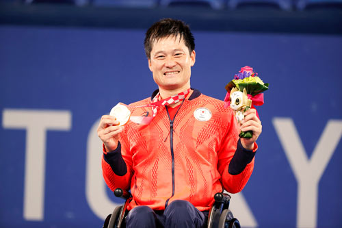車いすテニス男子シングルスで金メダルを獲得した国枝慎吾選手