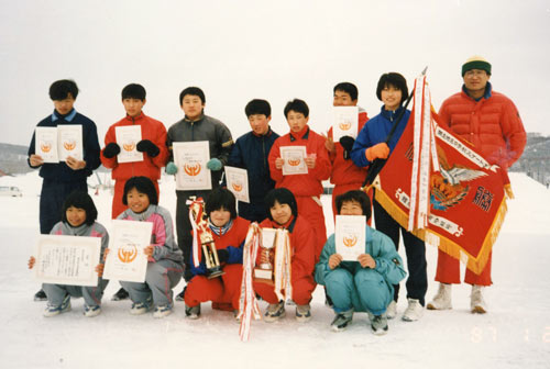 中学生時代の地区大会で。少年団のメンバーと（後列右から二人目）