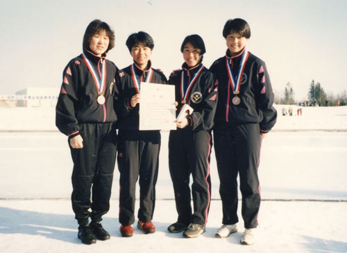高校1年で出場したインターハイ・リレーで3位入賞。チームメンバーと(右端)
