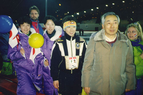 会社でアルベールビルオリンピックを応援に行く（右から富士急行専務、橋本聖子、先輩、本人）（1992年）