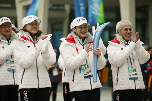 トリノオリンピックで日本選手団の主将を務めた岡崎朋美（左）右は遅塚研一団長（2006年）