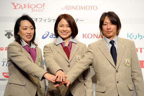 左からバンクーバーオリンピック日本選手団長橋本聖子、本人、主将岡部信彦（2010年）