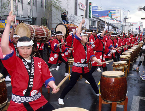 長野オリンピック期間中市内で開催された「2000人太鼓打ち」イベント
