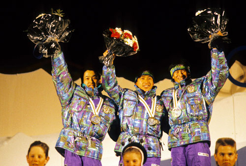 1992アルベールビルオリンピック複合団体で金メダルを獲得した日本（左から三ヶ田礼一、荻原健司、河野孝典）