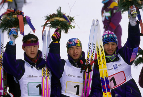 1994年リレハンメルオリンピック複合団体で連覇を果たした日本（左から阿部雅司、荻原健司、河野孝典）