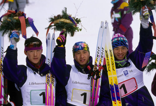 1994年リレハンメルオリンピック複合団体で連覇を果たした日本(左から阿部雅司、荻原健司、河野孝典)