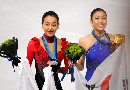 2010年バンクーバーオリンピック女子シングルで金メダルのキム・ヨナ（右）
と銀メダルの本人