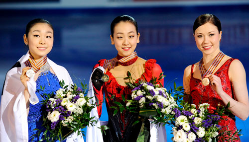 2010年世界選手権女子シングル金メダルの本人(中央)と銀メダルのキム・ヨナ(左)