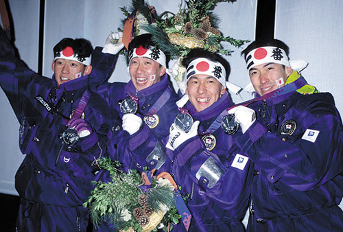 1994年リレハンメルオリンピックジャンプ団体で銀メダルを獲得した日本チーム（左から、岡部氏、本人、葛西氏、西方氏）