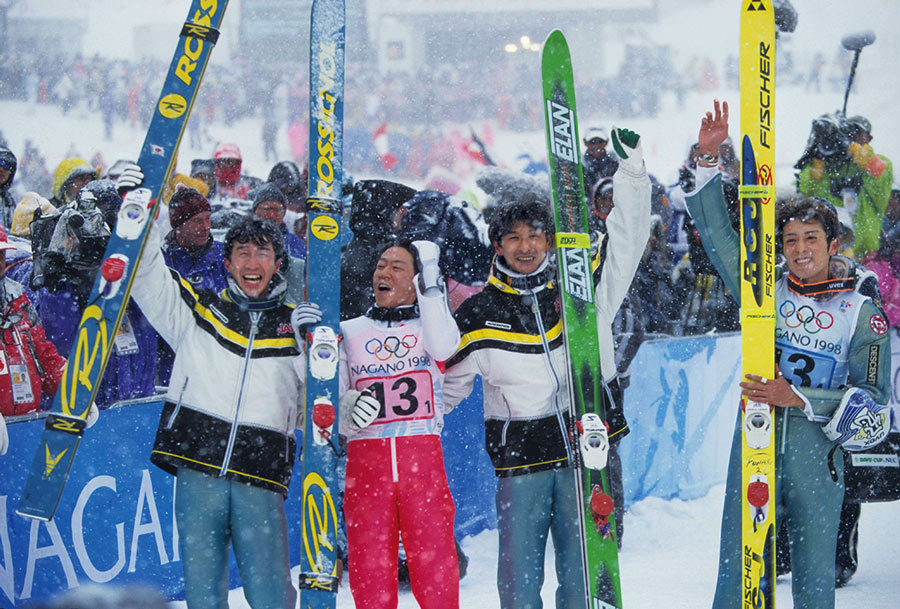 1998年長野オリンピック・ジャンプ団体で金メダルに輝いた日本チーム（左から本人、岡部氏、齋藤氏、船木氏）