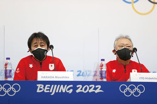 2022年北京オリンピック・日本選手団総監督として記者会見に臨む（左）。右は伊東秀仁団長