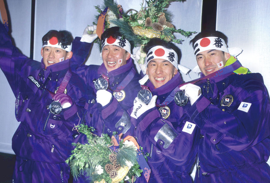リレハンメルオリンピックジャンプ団体で銀メダルを獲得した日本。左から岡部孝信氏、原田雅彦氏、葛西紀明氏、本人