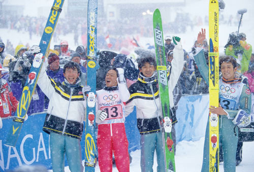 ジャンプ団体で金メダルを獲得した日本。
左から原田雅彦氏、岡部孝信氏、齋藤浩哉氏、船木和喜氏
