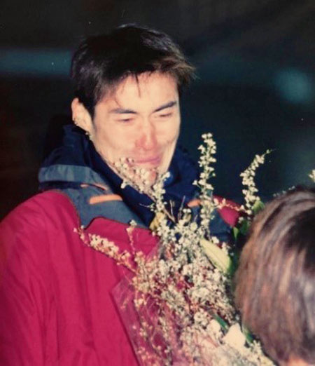 引退式で、原田雅彦氏から花束を受け取る（2001年）