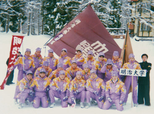 全日本学生スキー選手権に出場した明大スキー部。4年生の時キャプテンを務める。前列右から2番目が本人（1991年）