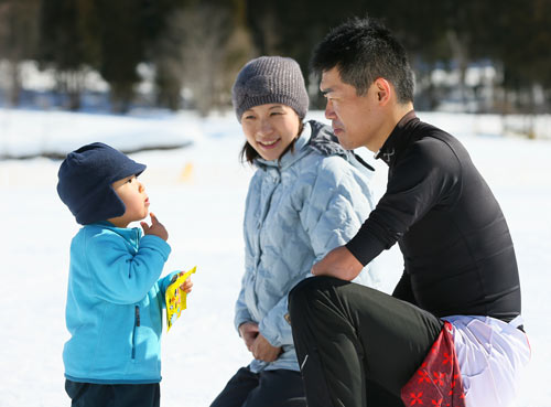 夫人（中央）、長男（左）と