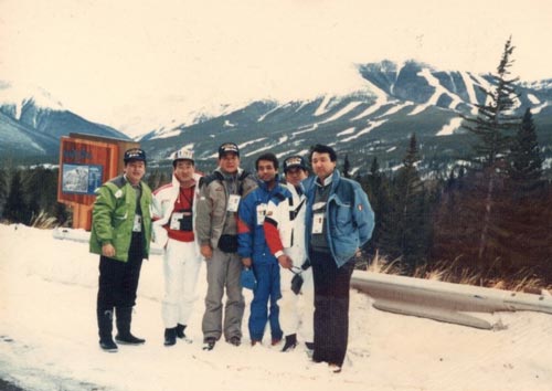 カルガリーオリンピックに派遣されたNHKアナ。
左から3人目が羽佐間氏。右が本人（1988年）