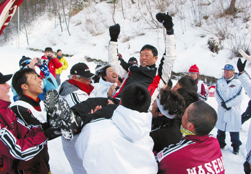  2007年インカレで40年ぶりに優勝し胴上げされる