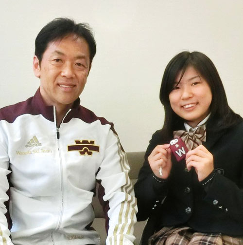 村岡桃佳選手（右）、早大入学時