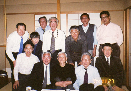 「氷友会」前列左から2人目が本人（2004年）