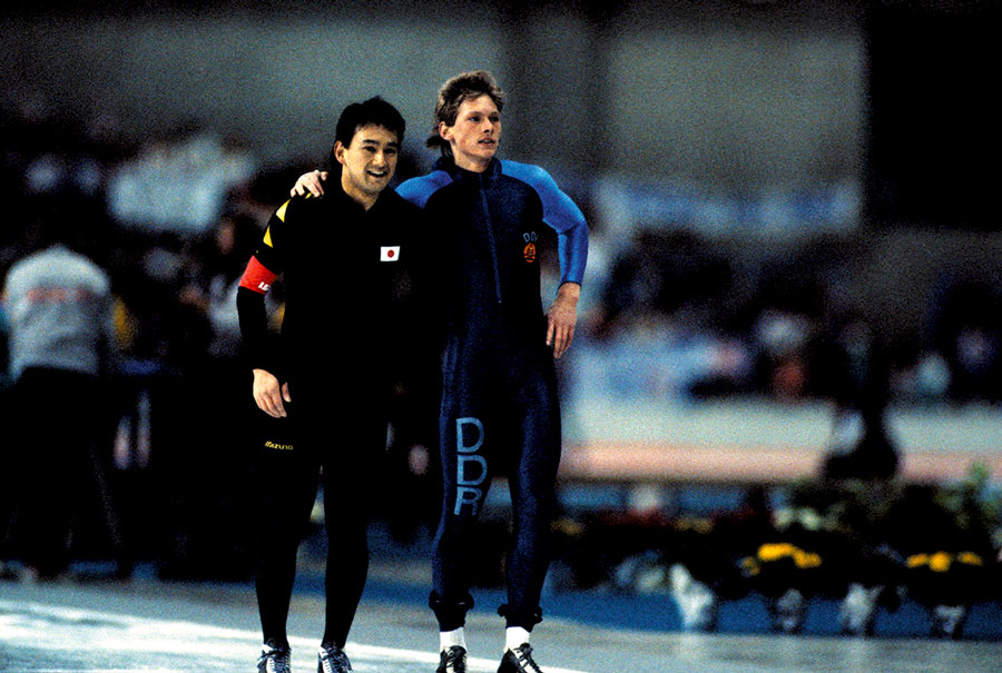 500mのレース後、マイと健闘を讃え合う
（1988年カルガリーオリンピック）