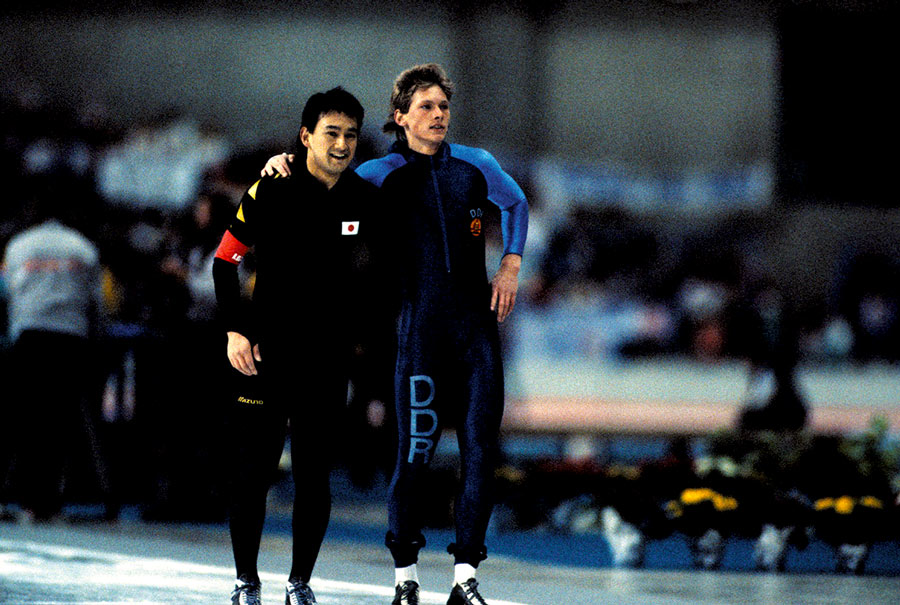 500mのレース後、マイと健闘を讃え合う
（1988年カルガリーオリンピック）