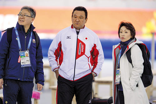 2014年ソチオリンピック。中央が本人。
右は橋本聖子日本選手団団長