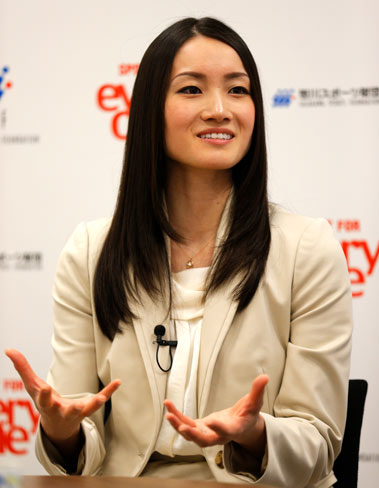 荒川静香氏(当日のインタビュー風景)